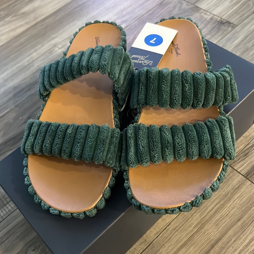 New universal thread sandal